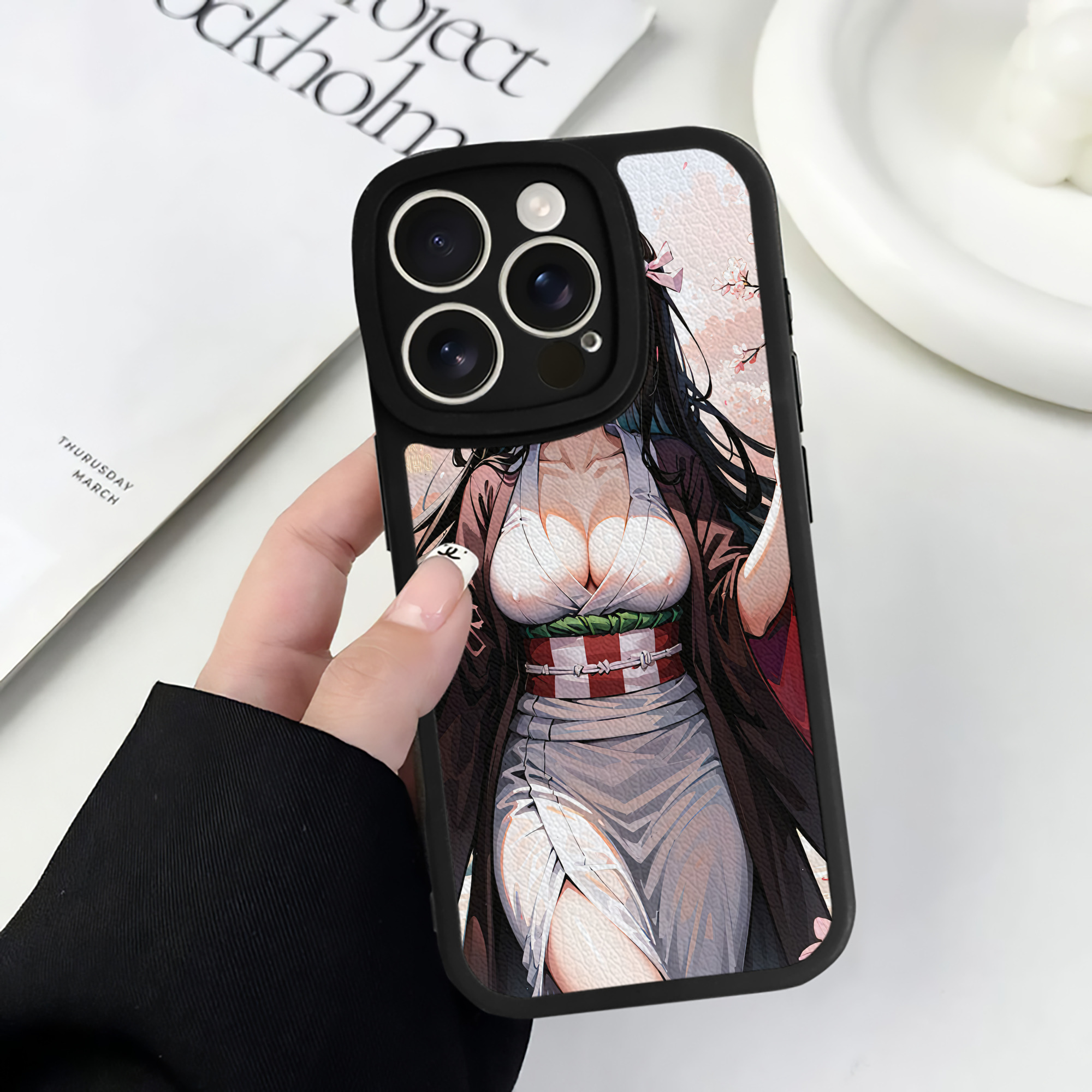 （画像用） 鬼滅の刃（きめつのやいば）竈門 禰󠄀豆子／かまど ねずこ Kamado Nezuko 【iPhone 16シリーズ対応】シリコンスマホケース（レザー調） 材質：シリコン